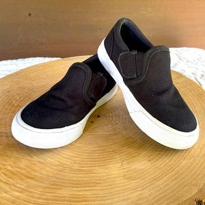 Black Canvas Boys  sneakers Excellent Used Condition size 9- Velcro closure!